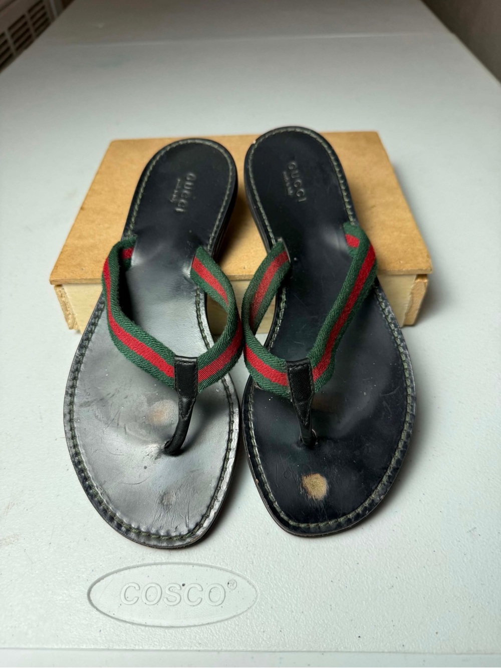 Women Gucci Black Leather Thong Sandal see measurements